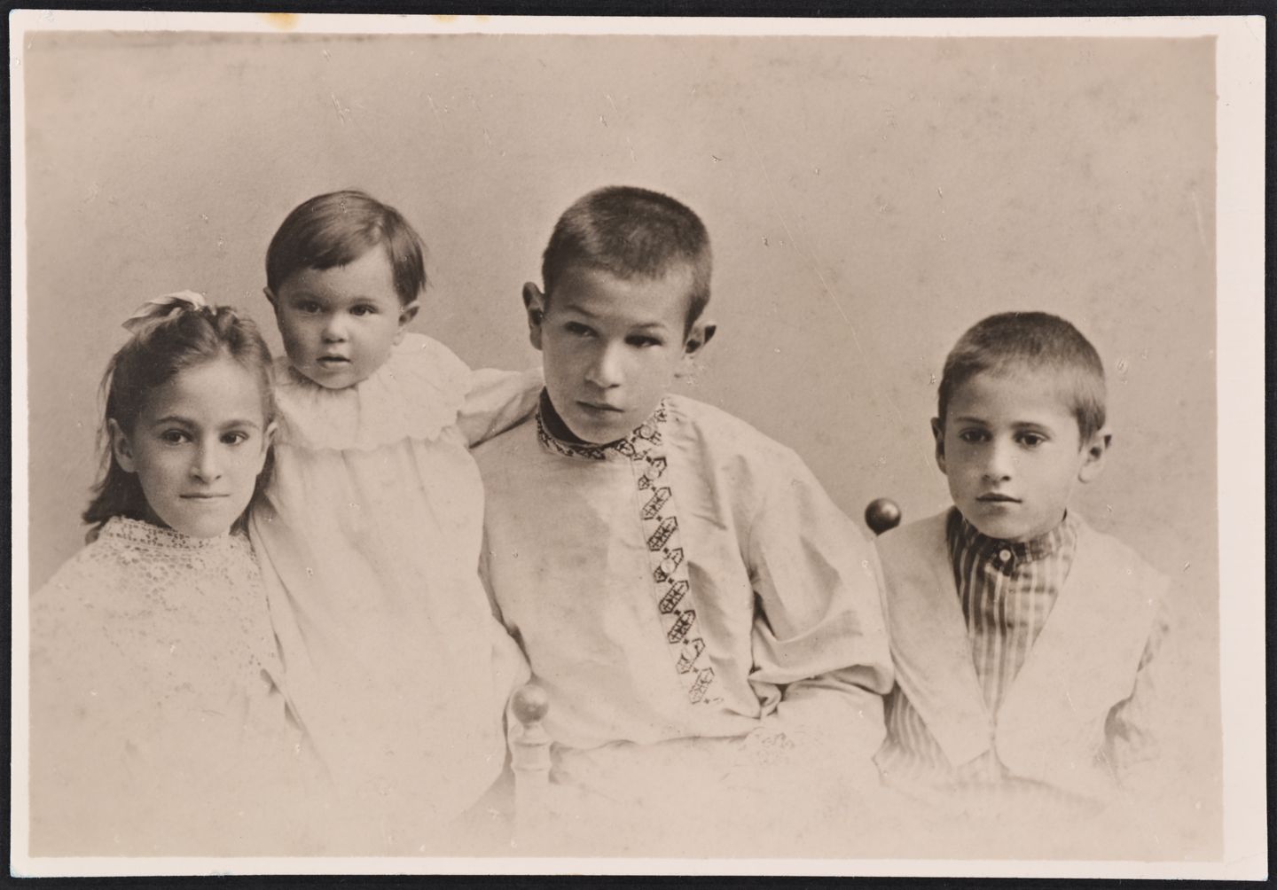 Gala i els seus germans: Lidia, Vadim i Nikolai