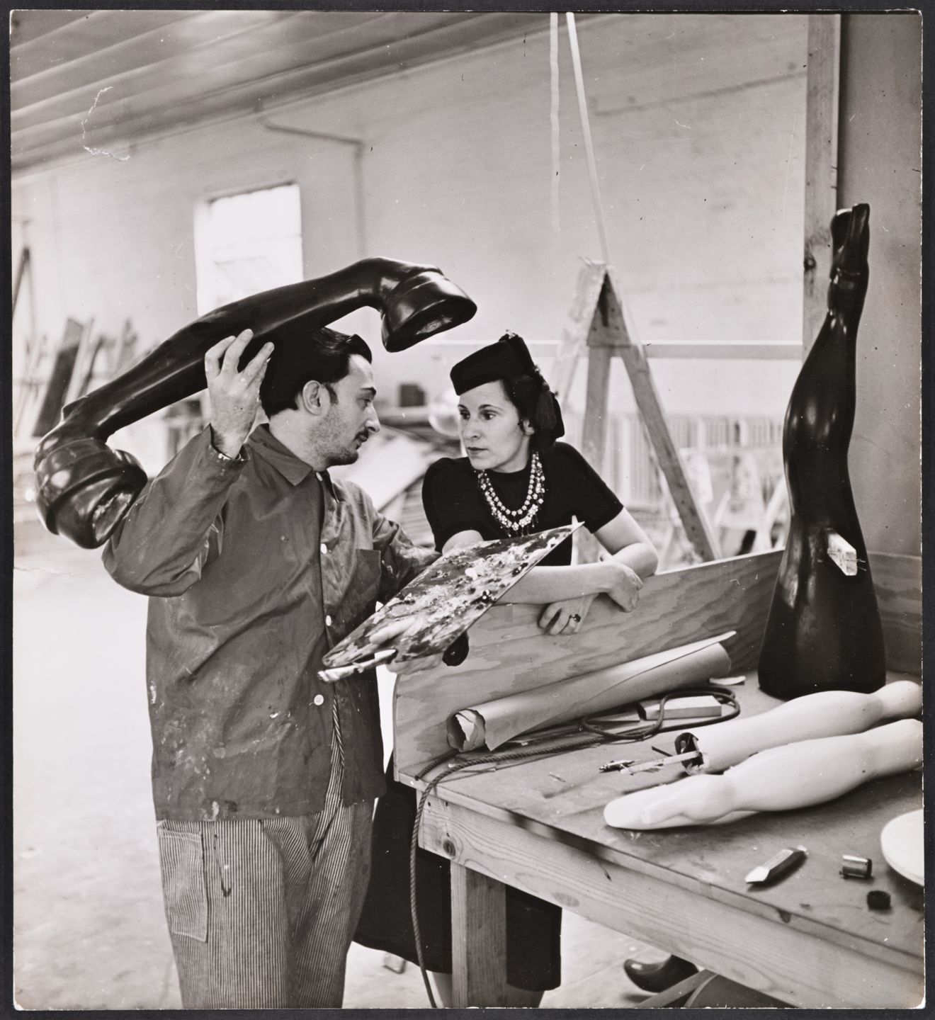 Salvador Dalí i Gala treballant en el projecte 